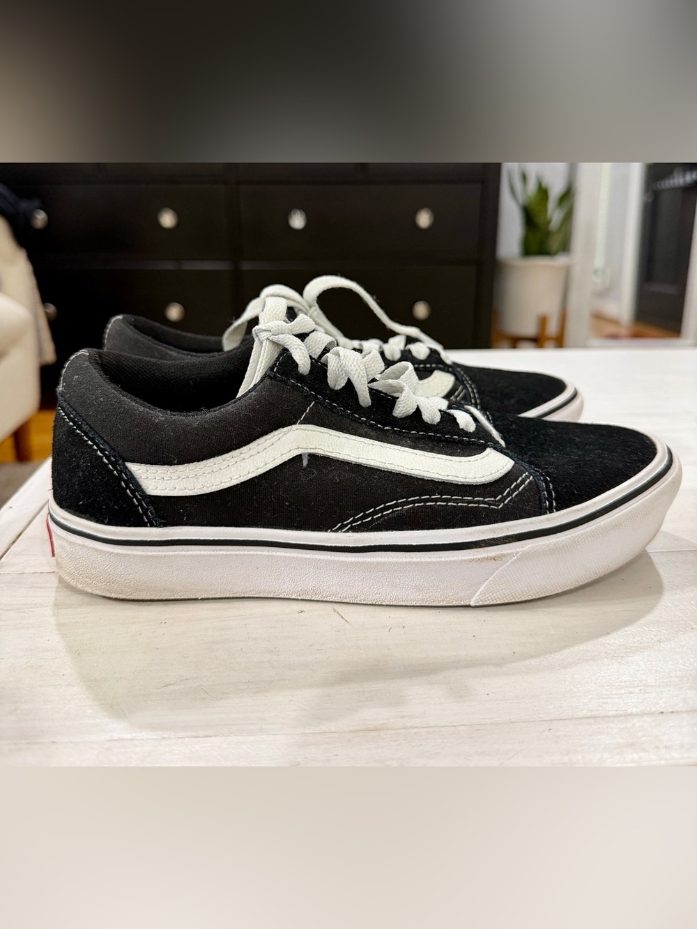 Women’s Black and White Vans Low-Top Skate Sneakers - Iconic Stripe Design